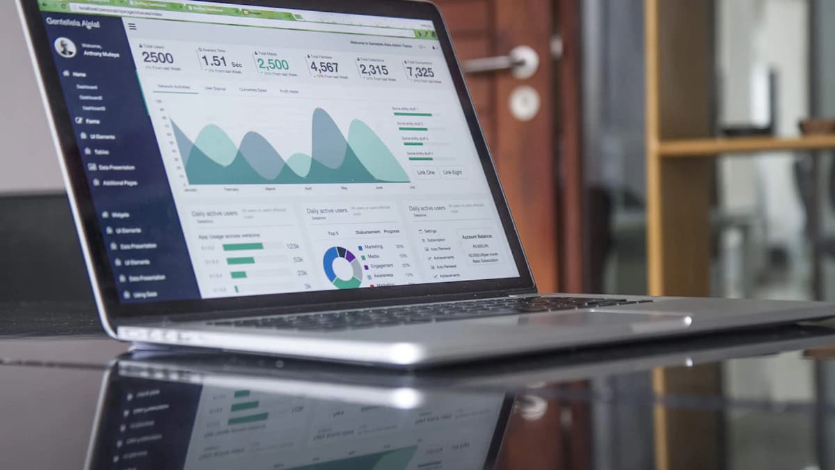 Portátil con panel de analítica y gráficos para revisar métricas antes de escalar campañas ecommerce.