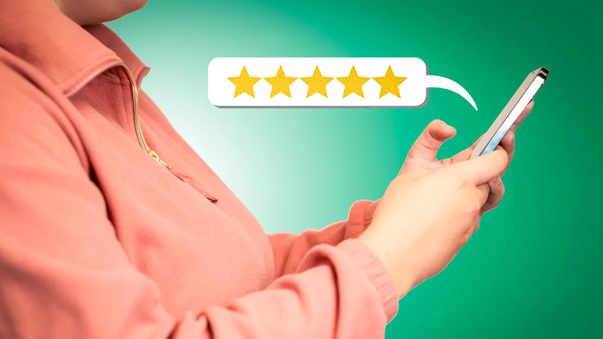 Cliente usando un móvil junto a una valoración de cinco estrellas, como símbolo de confianza en una ficha de producto ecommerce.