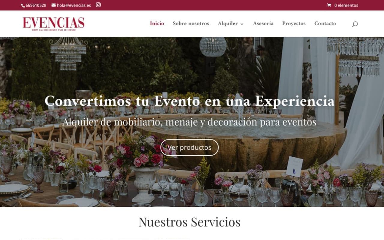 Mobiliario y decoración preparados para un evento