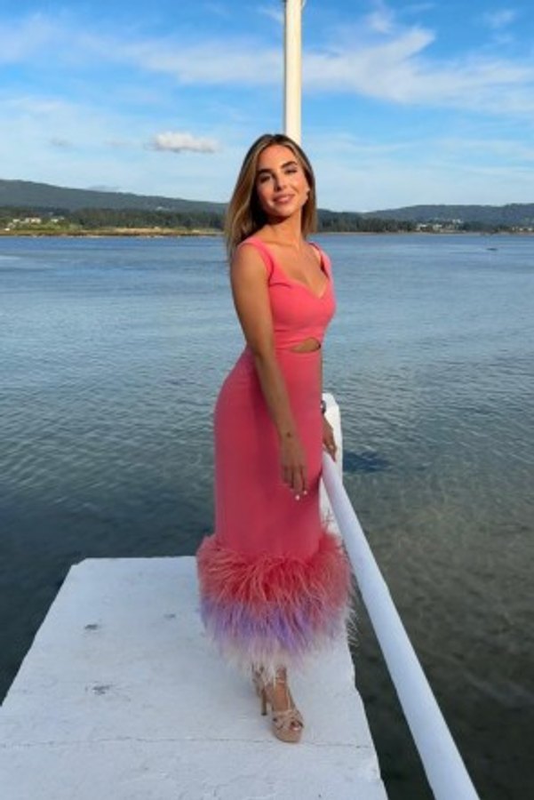 Vestido De Crepe Coral Con Plumas De Colores Rita